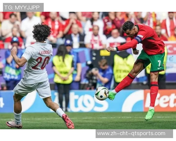 C罗在绿茵场上的精彩瞬间展现足球之王的风采与激情 C罗在绿茵场上的精彩瞬间展现足球之王的风采与激情